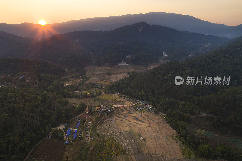 空中景观日出与雾在山在Doi Inthanon，清迈，泰国。